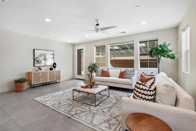 6991 Seraphina Dr, Tracy CA: https://media.crmls.org/mediaz/8f83b5ae-bdce-46cb-99aa-5b033b055ae5.jpg