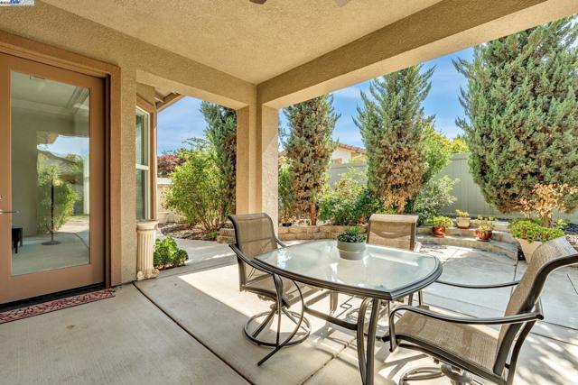 2453 Gardenstone Pl, Manteca CA: https://media.crmls.org/mediaz/8f84411d-50ed-4d45-9cf7-e7b6f39b9a97.jpg