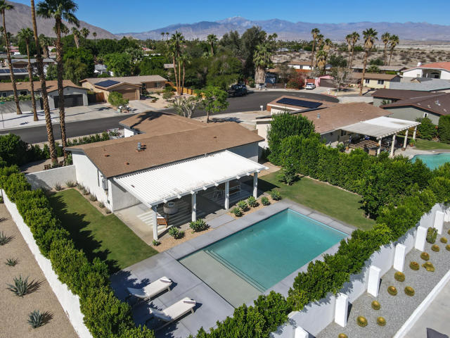 2034 Marni Court, Palm Springs CA: https://media.crmls.org/mediaz/8f84555a-155c-45be-af5c-053b958af3f7.jpg