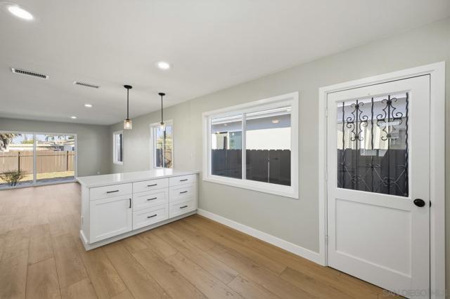 2990 Greyling Dr, San Diego CA: https://media.crmls.org/mediaz/8f84f8ce-be21-4cd7-b9a4-c97a82181988.jpg