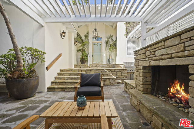 26908 Malibu Cove Colony Drive, Malibu CA: https://media.crmls.org/mediaz/8f85153f-715e-4e41-bd46-3a2c375470d8.jpg