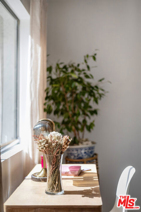 https://media.crmls.org/mediaz/8f857e25-d6d7-43c6-bcb0-5b695e370a5a.jpg?preset=X-Large