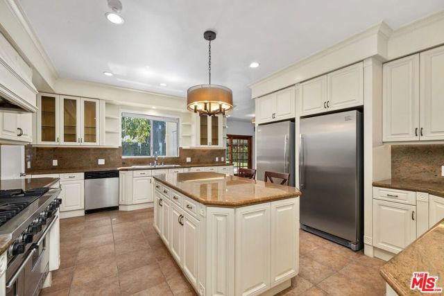 517 N Elm Drive, Beverly Hills CA: https://media.crmls.org/mediaz/8f85b2e4-c243-4af0-a1c0-6dd2490d506b.jpg