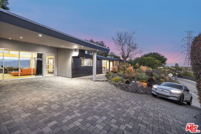 7275 Mulholland Drive, Los Angeles CA: https://media.crmls.org/mediaz/8f85fdd0-9ee8-4cd4-9873-9d639b5cba80.jpg