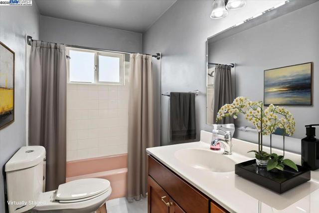 4105 Heyer Ave, Castro Valley CA: https://media.crmls.org/mediaz/8f868340-e63d-4435-8a33-0c3ca3aa2b40.jpg
