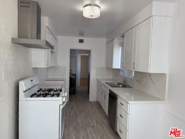 5702 S Corning Avenue, Los Angeles CA: https://media.crmls.org/mediaz/8f870ab3-dbbc-4bf0-8c32-1e6dc26bcb32.jpg