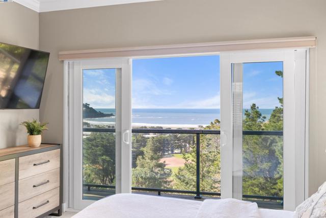674 Corona Dr, Pacifica CA: https://media.crmls.org/mediaz/8f879dd1-95fa-43b6-afbb-173ed383537d.jpg