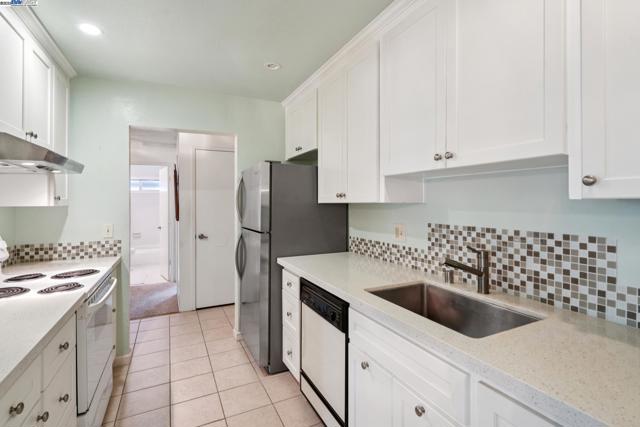 39490 Albany Cmn, Fremont CA: https://media.crmls.org/mediaz/8f8a2000-e2c7-486f-a169-a814f68e1d26.jpg