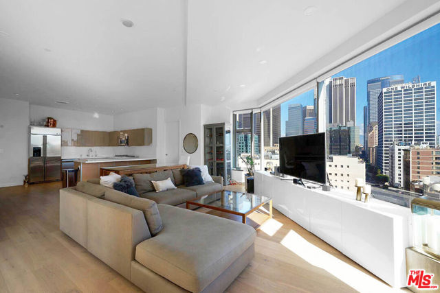 801 S Grand Avenue, Los Angeles CA: https://media.crmls.org/mediaz/8f8a51bc-3248-4420-8b0b-70816df4e87a.jpg