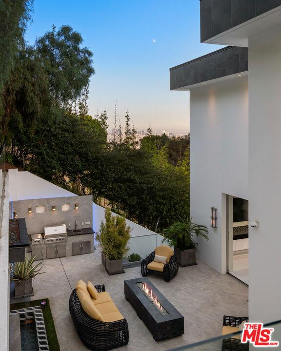 7080 W MULHOLLAND Drive, Los Angeles CA: https://media.crmls.org/mediaz/8f8aec64-7ca7-4d78-896b-8d674478ebbf.jpg