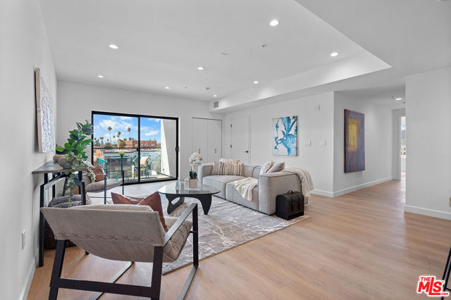 321 S Oxford Avenue, Los Angeles CA: https://media.crmls.org/mediaz/8f8b08f1-1c36-48a9-86f8-4e8a3a07cd2c.jpg