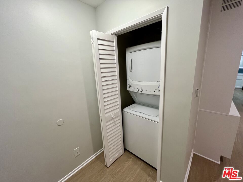 https://media.crmls.org/mediaz/8f8b3e05-af99-4066-8f36-2b48ab04803f.jpg?preset=X-Large