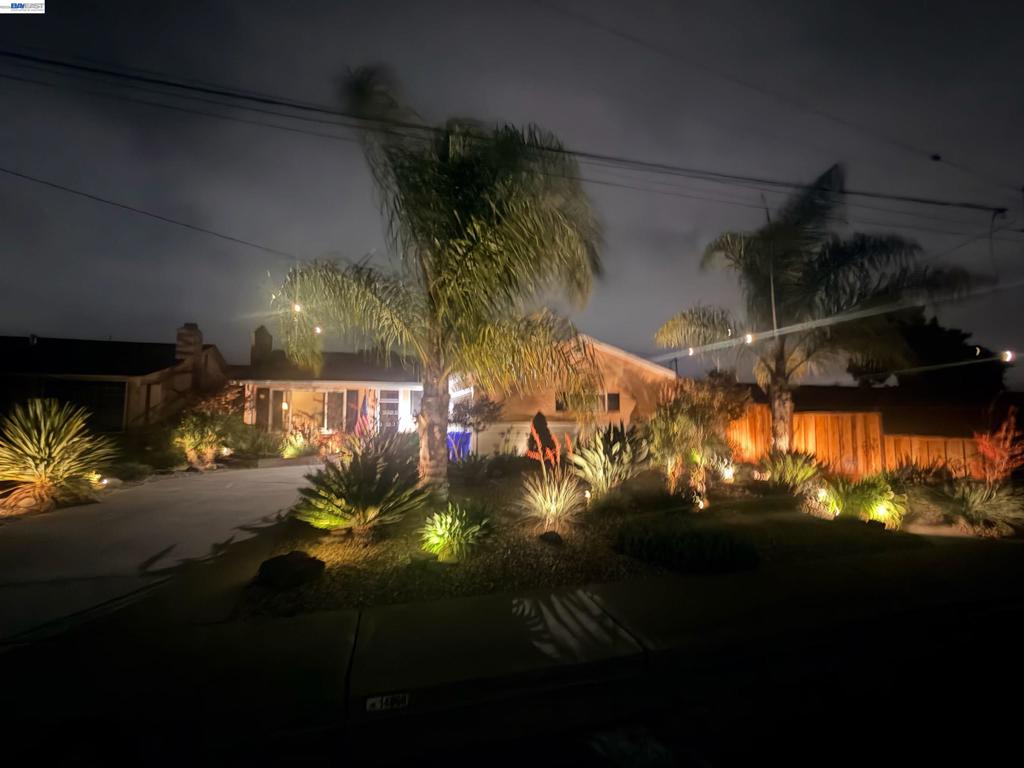 https://media.crmls.org/mediaz/8f8b4608-df2a-4097-88da-b28cc44e7d6b.jpg?preset=X-Large