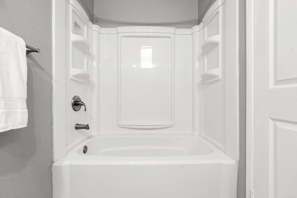 https://media.crmls.org/mediaz/8f8cc0e3-f277-4104-a87d-5c0445ed3f03.jpg?preset=X-Large