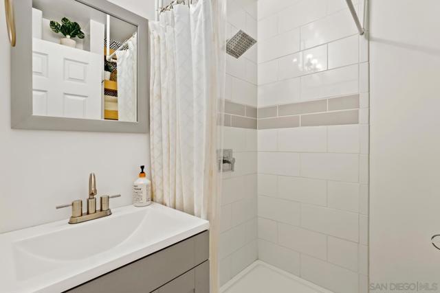 568 Carrie Cir, San Marcos CA: https://media.crmls.org/mediaz/8f8d394f-8394-4689-bf3a-2bd2a5af8eea.jpg