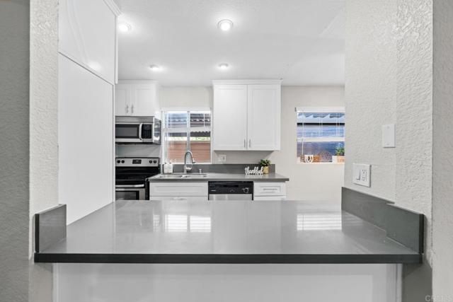 Detail Gallery Image 3 of 18 For 3140 Midway Dr #A107,  San Diego,  CA 92110 - 1 Beds | 1 Baths