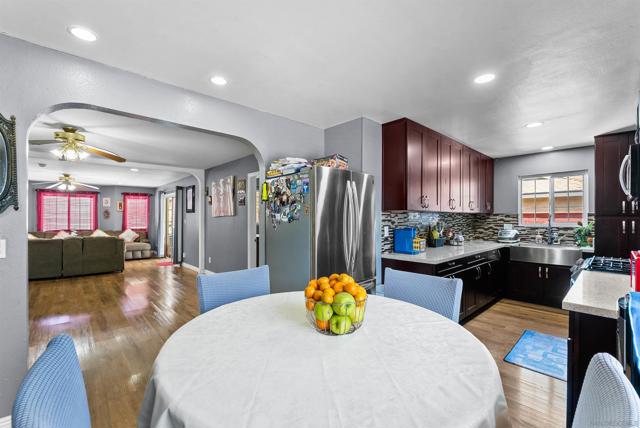 240 Ledgewood Ln, San Diego CA: https://media.crmls.org/mediaz/8f8d9ee2-2274-4a8d-a62a-8b8a07333ec5.jpg