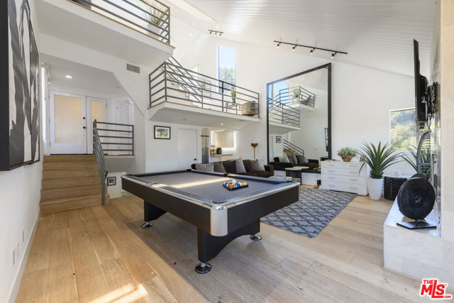 8581 Cole Crest Drive, Los Angeles CA: https://media.crmls.org/mediaz/8f8dcc2a-9bd1-4822-98b2-c016126eae75.jpg