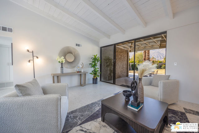 833 N Calle De Flora Vista, Palm Springs CA: https://media.crmls.org/mediaz/8f8eb42b-e90f-492f-9cb2-467d8ae0b275.jpg