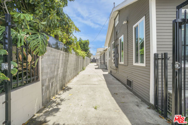 1256 Exposition Boulevard, Los Angeles CA: https://media.crmls.org/mediaz/8f8f0239-0d67-4e3d-8691-bdfff8c21263.jpg