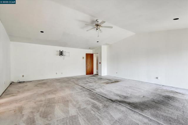 1069 16Th St, Oakland CA: https://media.crmls.org/mediaz/8f8f47e3-4755-44b1-bd3e-654e2d804194.jpg