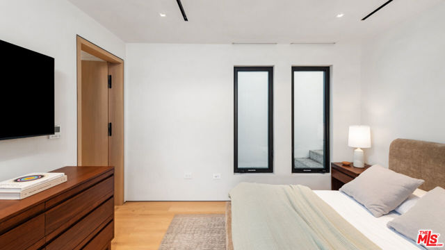 31388 Broad Beach Road, Malibu CA: https://media.crmls.org/mediaz/8f8faeac-696b-4553-93b5-22c861eeca7c.jpg
