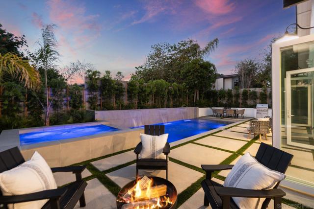 1384 Cynthia Ln, Carlsbad CA: https://media.crmls.org/mediaz/8f9094ea-9550-400a-a0b6-a3c866f39f46.jpg