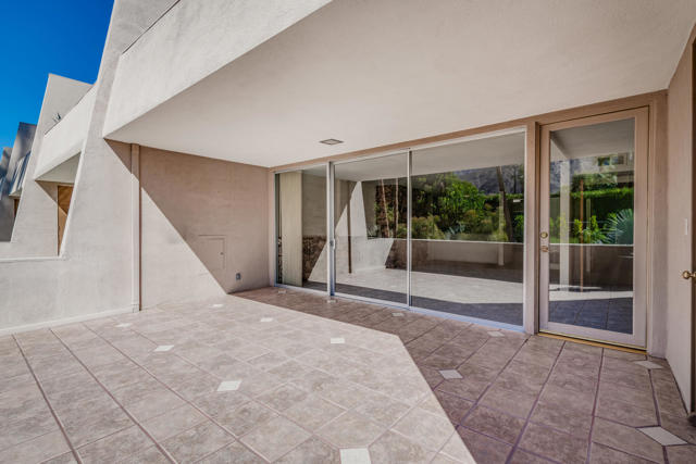 197 W Via Lola, Palm Springs CA: https://media.crmls.org/mediaz/8f90a23b-ebc7-45fd-be08-c0b80855e442.jpg