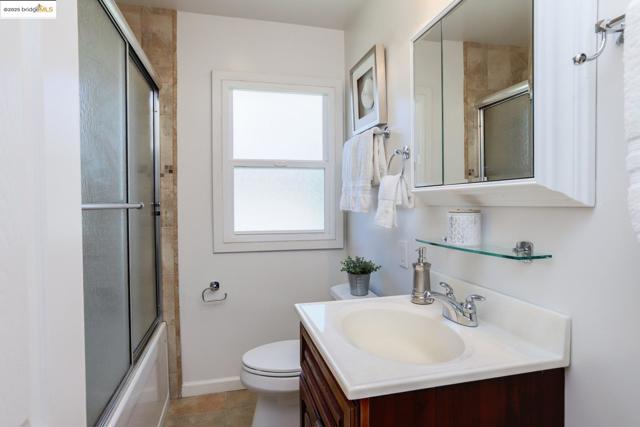 4103 Dickson Ct, Oakland CA: https://media.crmls.org/mediaz/8f90a629-41eb-46ea-bb3c-0401324727d7.jpg