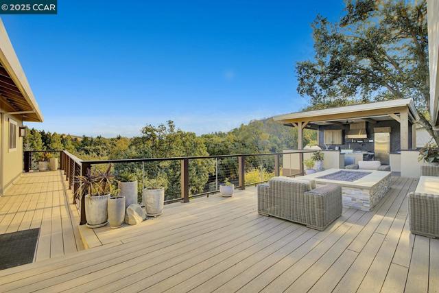 24 Crest Ct, Alamo CA: https://media.crmls.org/mediaz/8f90c0b6-2730-4b3b-9f68-5af5a30116d0.jpg