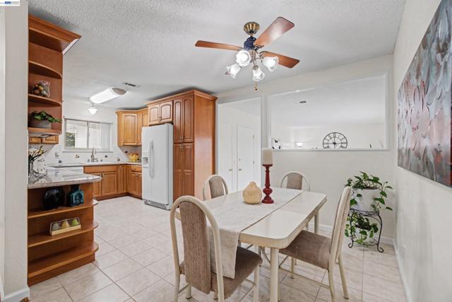 6364 Honeysuckle Dr, Newark CA: https://media.crmls.org/mediaz/8f924c5c-b374-47b6-95e9-1ba009cc98ac.jpg