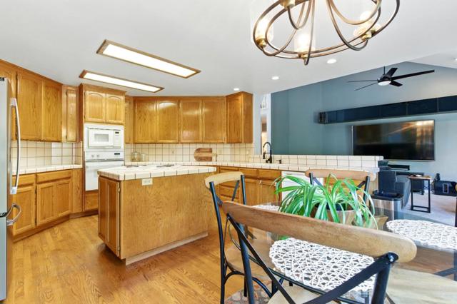 735 Georgetown Place, Gilroy CA: https://media.crmls.org/mediaz/8f9260eb-94c6-4c46-a9fa-336882e9bef3.jpg
