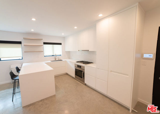 14 Brooks Avenue, Venice CA: https://media.crmls.org/mediaz/8f92e955-5a9e-4f74-a78b-306c97754e5b.jpg