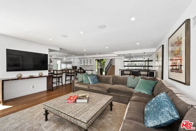 400 Chautauqua Boulevard, Pacific Palisades CA: https://media.crmls.org/mediaz/8f946a12-659a-4cbc-a99d-7278bfcf58c6.jpg