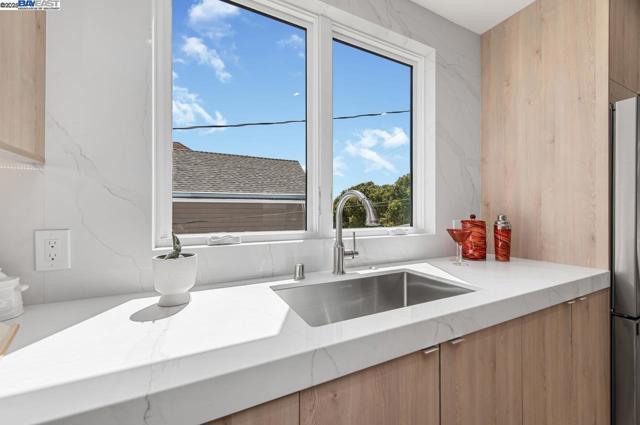 2356 15th St, San Francisco CA: https://media.crmls.org/mediaz/8f95862e-208a-45cc-aa76-70a4c531b54e.jpg
