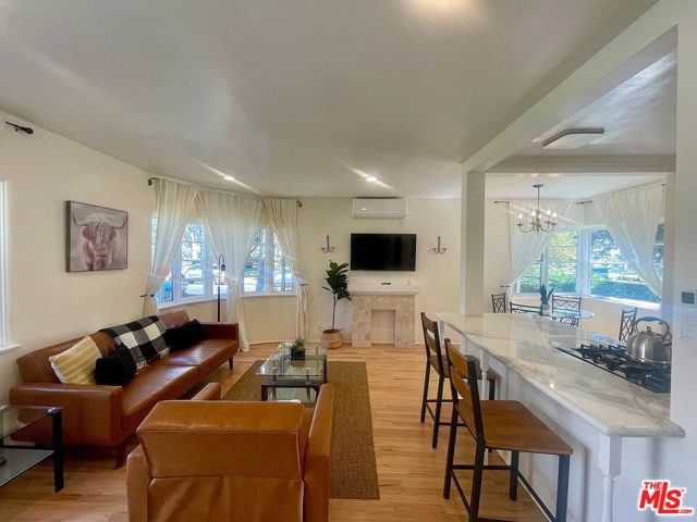 1134 Chelsea Avenue, Santa Monica CA: https://media.crmls.org/mediaz/8f95f772-eeaa-4205-8009-8c00a7e0b21b.jpg
