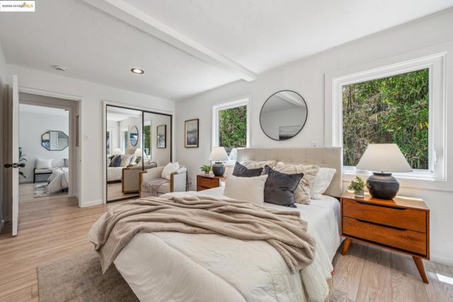 7069 Saroni Dr, Oakland CA: https://media.crmls.org/mediaz/8f9675a9-c078-48e4-bde0-4a316efcf7df.jpg