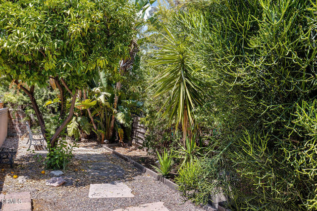 196 Malcolm Drive Drive, Pasadena CA: https://media.crmls.org/mediaz/8f97754d-d702-406c-a324-1ee61acbfa36.jpg