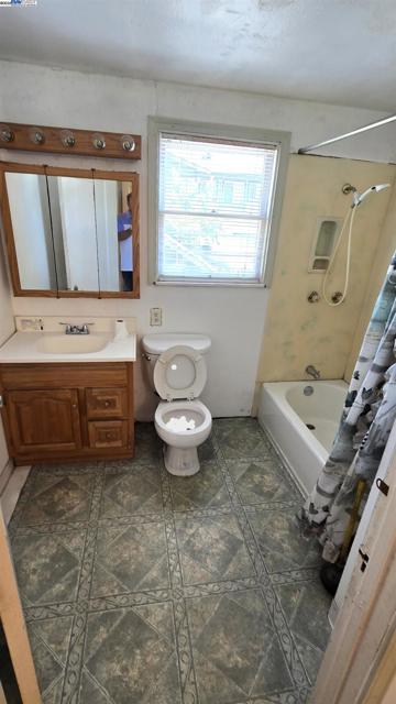 3020 E. 19th st, Oakland CA: https://media.crmls.org/mediaz/8f982a8e-3df3-41b1-aeeb-4925c3c498ae.jpg