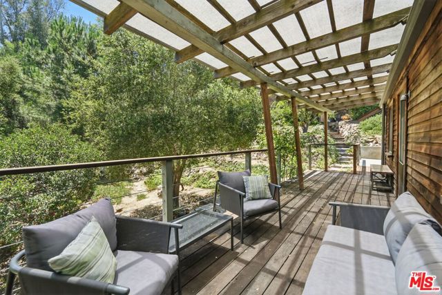 1527 Bainum Drive, Topanga CA: https://media.crmls.org/mediaz/8f985925-5809-4fc7-ba47-fca9936d8218.jpg