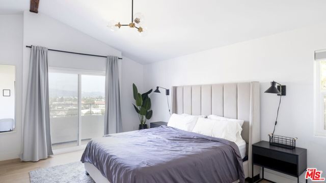 1320 Romulus Drive, Glendale CA: https://media.crmls.org/mediaz/8f98a3d3-f2ce-46ab-98e9-2d6c0e6fd980.jpg