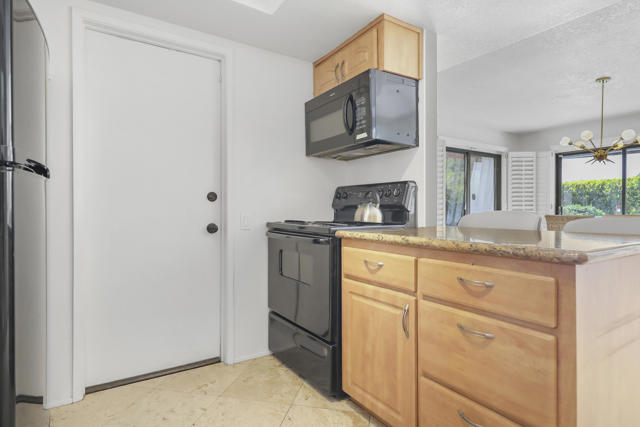 1385 E Via Escuela, Palm Springs CA: https://media.crmls.org/mediaz/8f98ba45-26fd-4c4c-8dd8-f418dccf6901.jpg