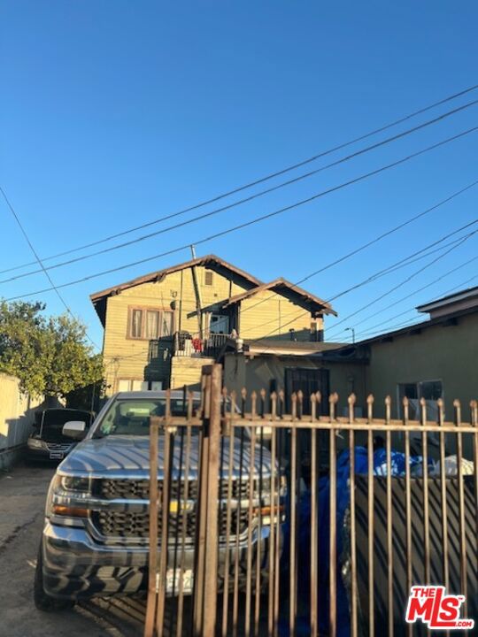 4911 S Normandie Avenue, Los Angeles CA: https://media.crmls.org/mediaz/8f98d099-e4e3-4642-a4f6-7ec66c8e6698.jpg