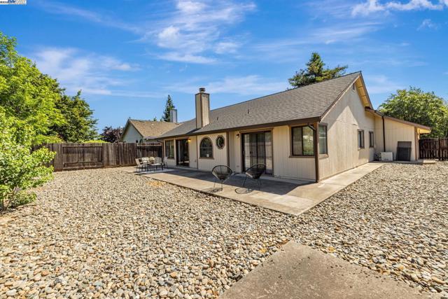 1070 Porter Dr, Roseville CA: https://media.crmls.org/mediaz/8f99a309-eeeb-4d6a-8ded-cb33d070d1d1.jpg