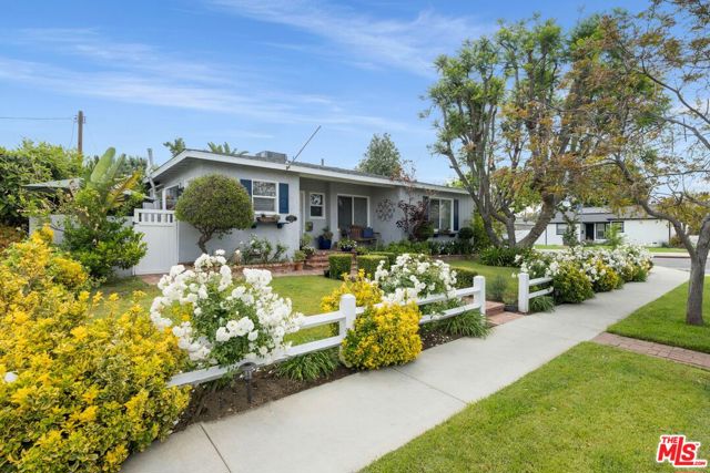 6432 Petit Avenue, Van Nuys CA: https://media.crmls.org/mediaz/8f9a3632-dc04-4cbe-9022-dd97a1583e81.jpg