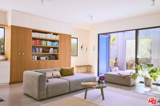 906 Superba Avenue, Venice CA: https://media.crmls.org/mediaz/8f9cbc8d-53f8-46b3-b862-10712241fbc4.jpg