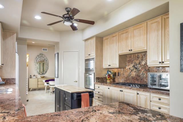 47295 Via Koron, La Quinta CA: https://media.crmls.org/mediaz/8f9def85-1c63-4ceb-8770-9ca79e18ce60.jpg