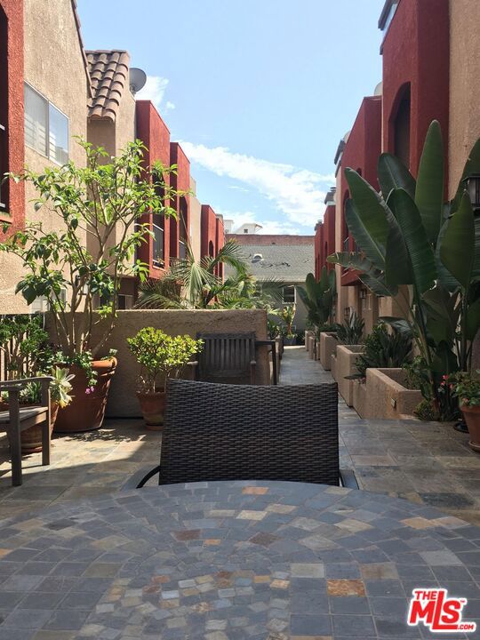 1957 N Bronson Avenue, Los Angeles CA: https://media.crmls.org/mediaz/8f9eb752-25c7-40ca-a545-decf5e2f89dc.jpg