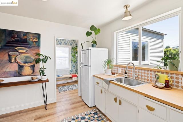 3742 Loma Vista AVE, Oakland CA: https://media.crmls.org/mediaz/8f9ee8a7-60c9-41a7-b24a-21227d04fefb.jpg