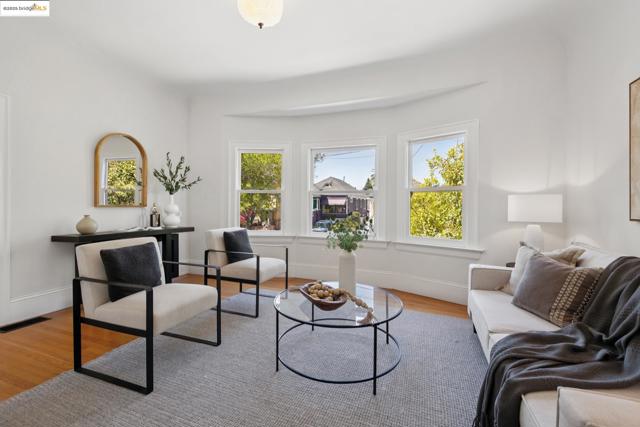 737 61st St, Oakland CA: https://media.crmls.org/mediaz/8f9fb440-59a6-4270-bd5b-acb03e31f1ef.jpg